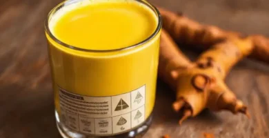 Leche dorada con cúrcuma saludable y minimalista