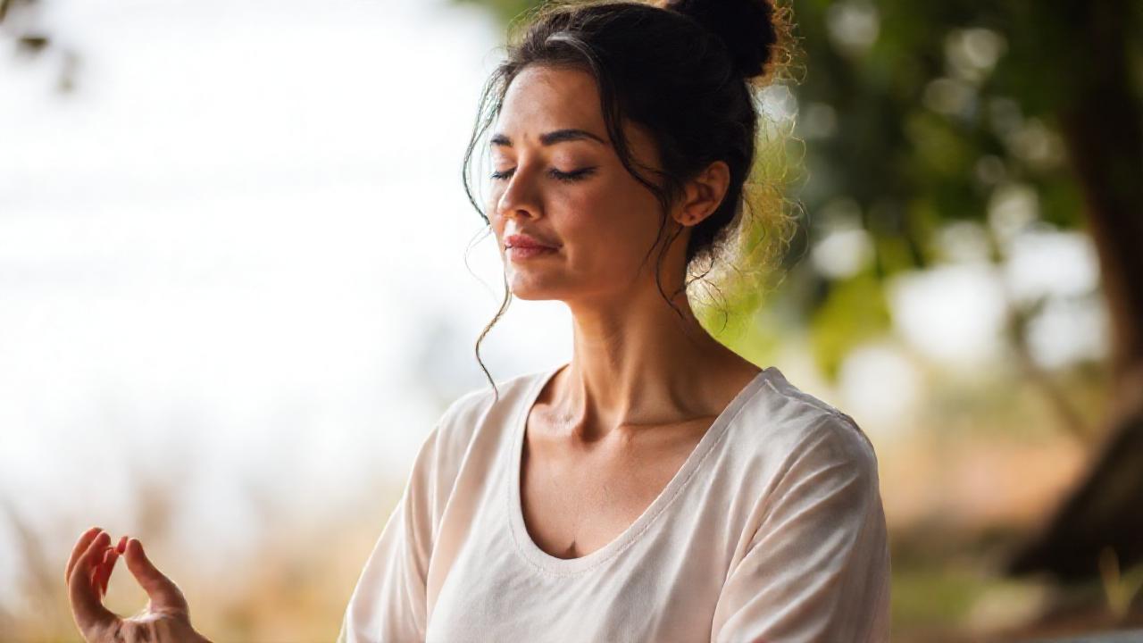Mujer medita en paz azul