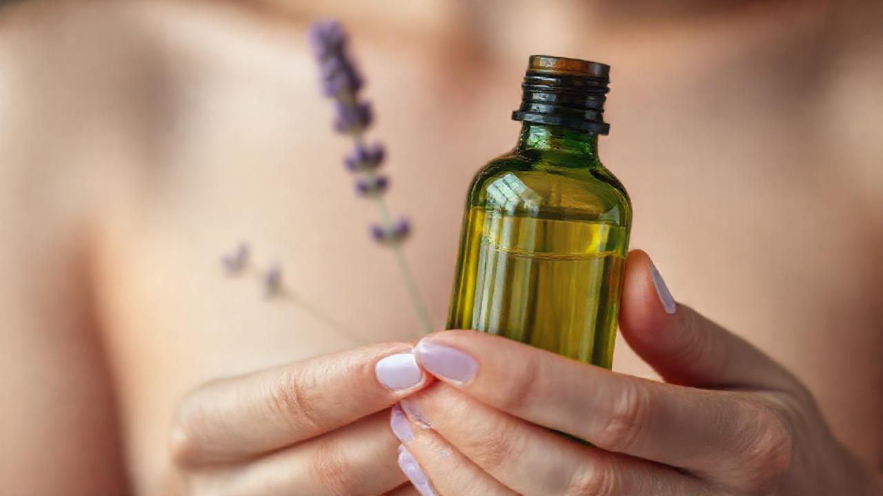 Pura belleza en manos y lavanda