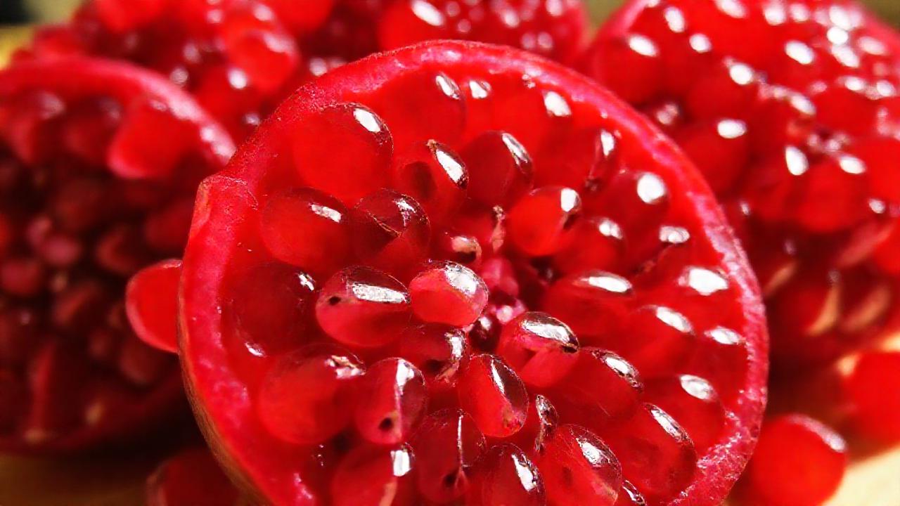 Granadas maduras brillan en la cocina