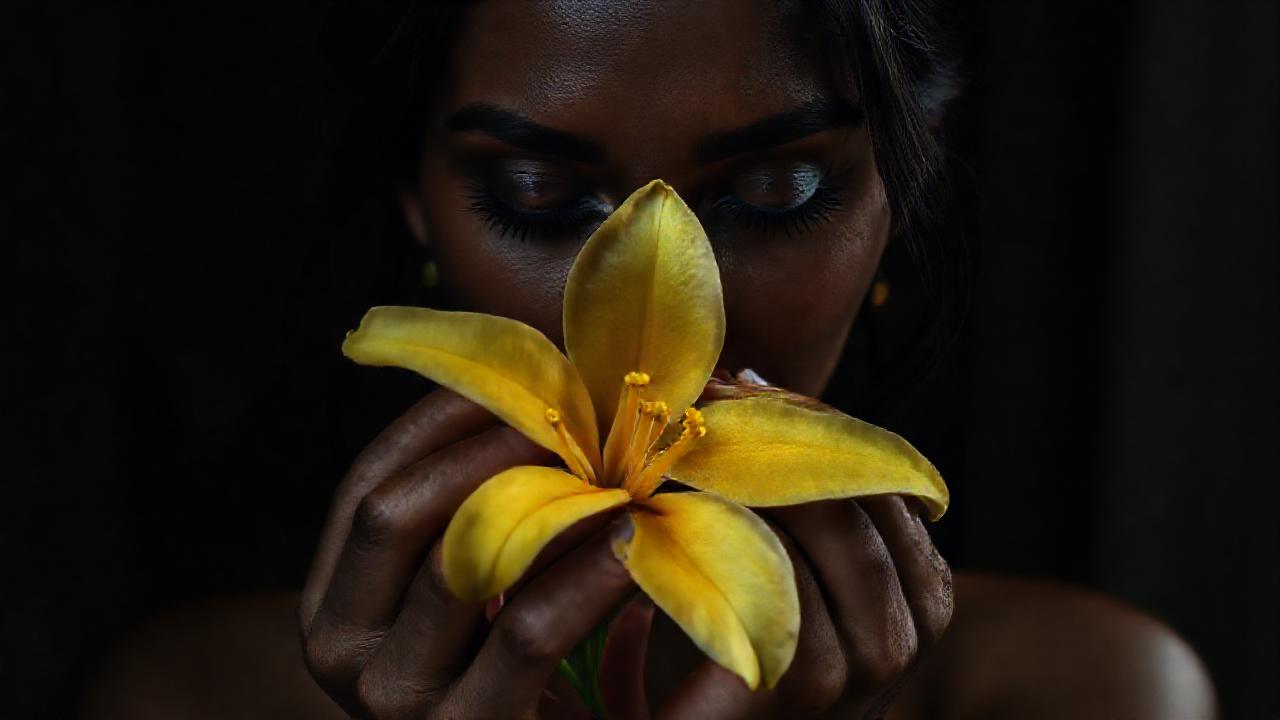 Belleza exótica y vulnerable en calma