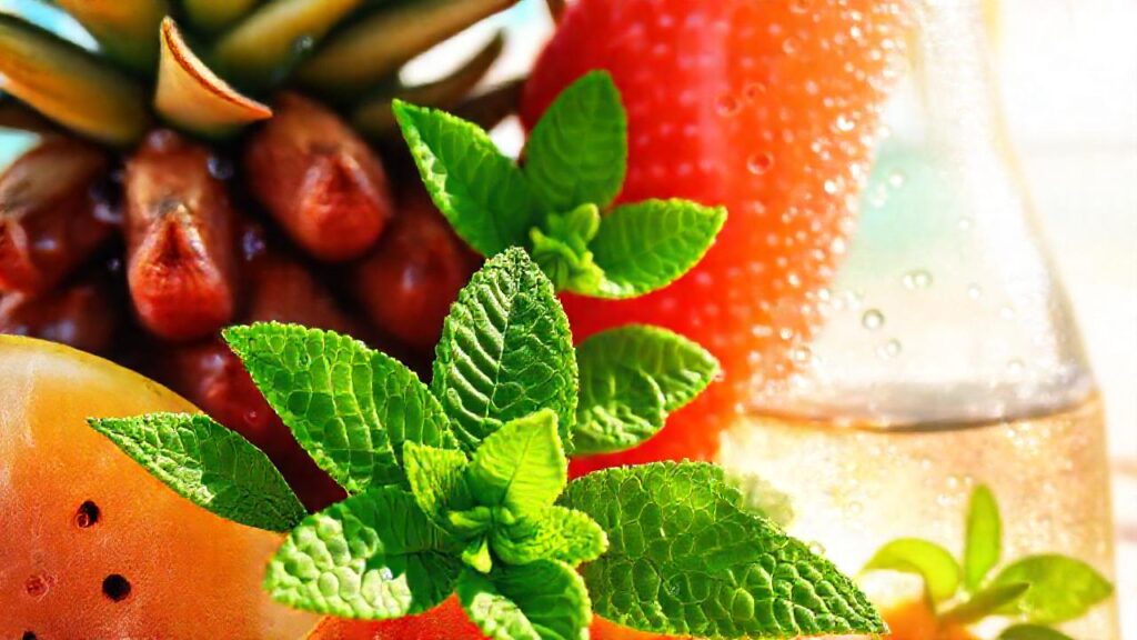 Refrescante bebida tropical en playa soleada