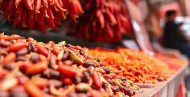 Arándanos vibrantes en un puesto de mercado