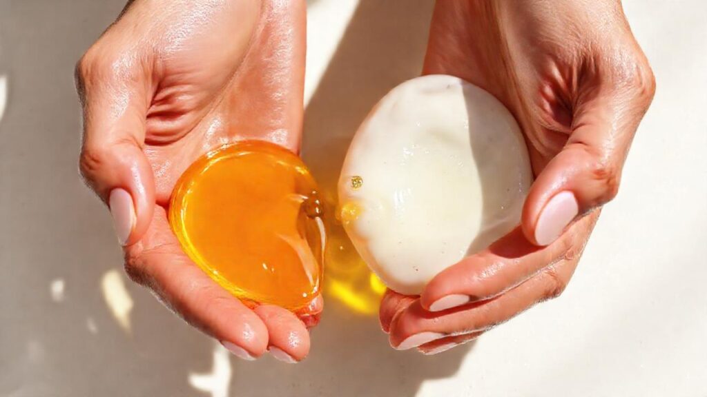 Manos mezclan aceites