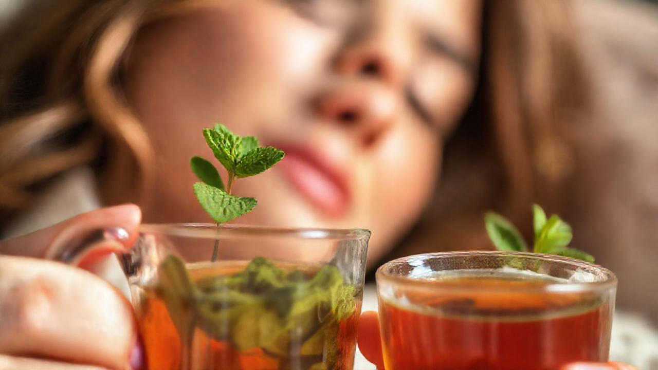 Una mujer se relaja con té herbal