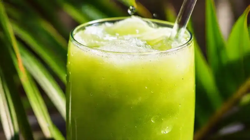 Bebida tropical refrescante y exuberante