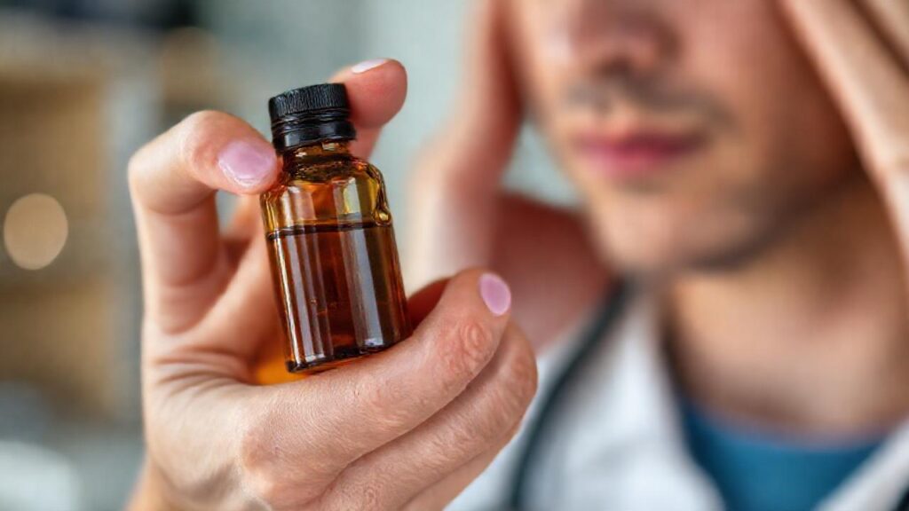 Mano sostiene aceite