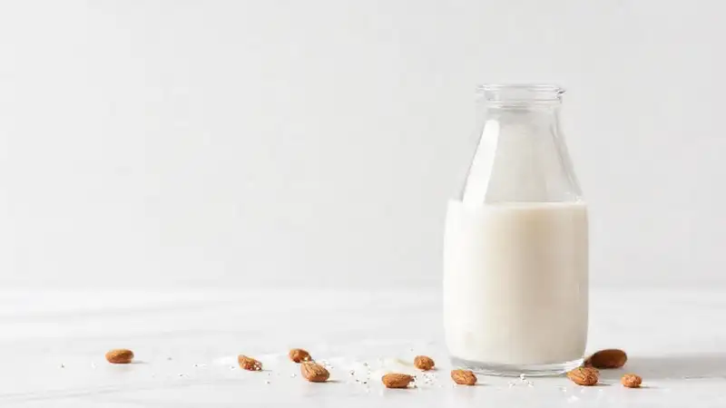 Leche de almendras saludable y atractiva