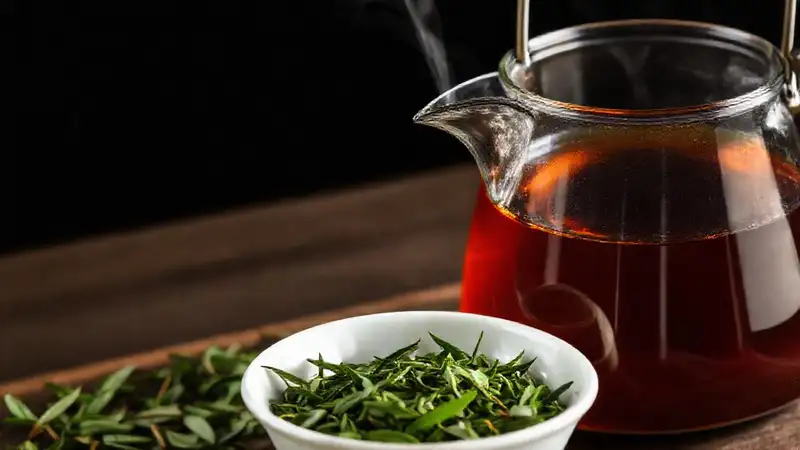 Té verde caliente: belleza tranquila y precisa