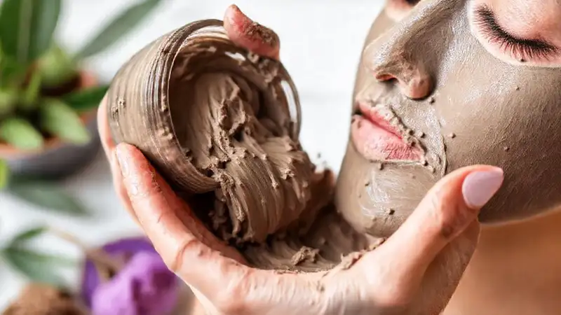 Preparando una máscara facial natural