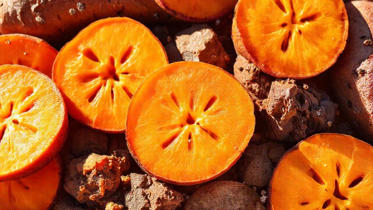 Camotes vibrantes y frutas saludables brillan