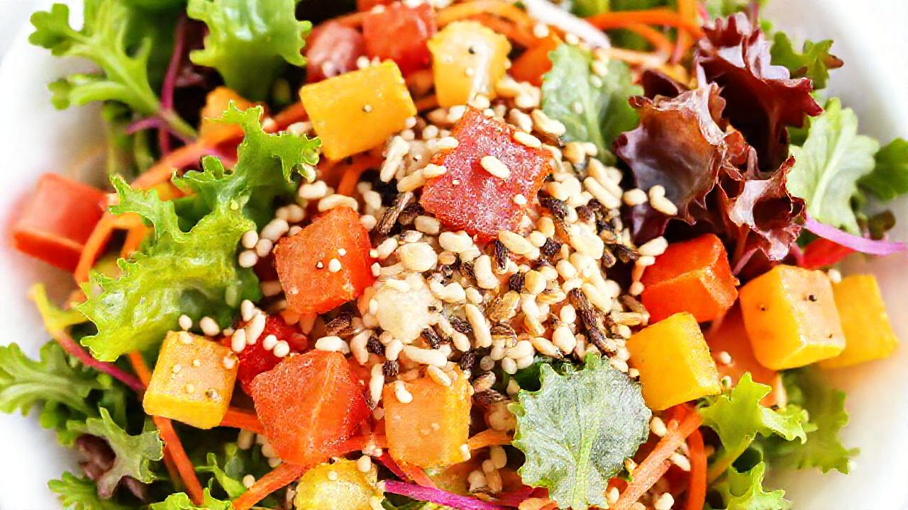 Una ensalada vibrante y saludable se presenta